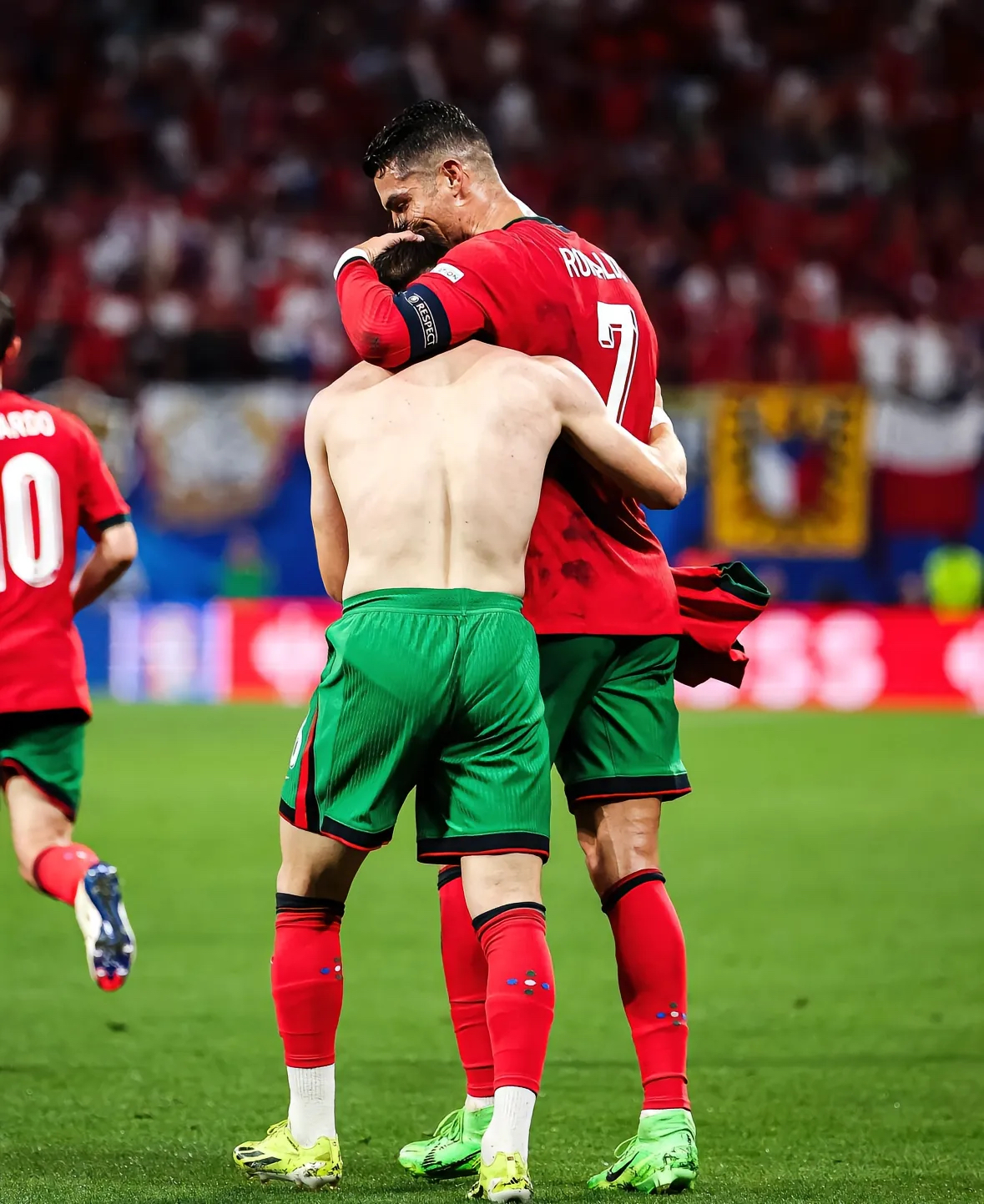 开云-C罗在C9比赛中势不可挡，出色防守引发热议！的简单介绍